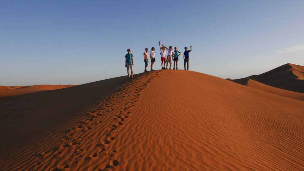 Festival Femmes en montagne partenariat Atalante petit-groupe-de-voyageurs-dans-le-desert-marocain ©Drieux-Fanny-29074
