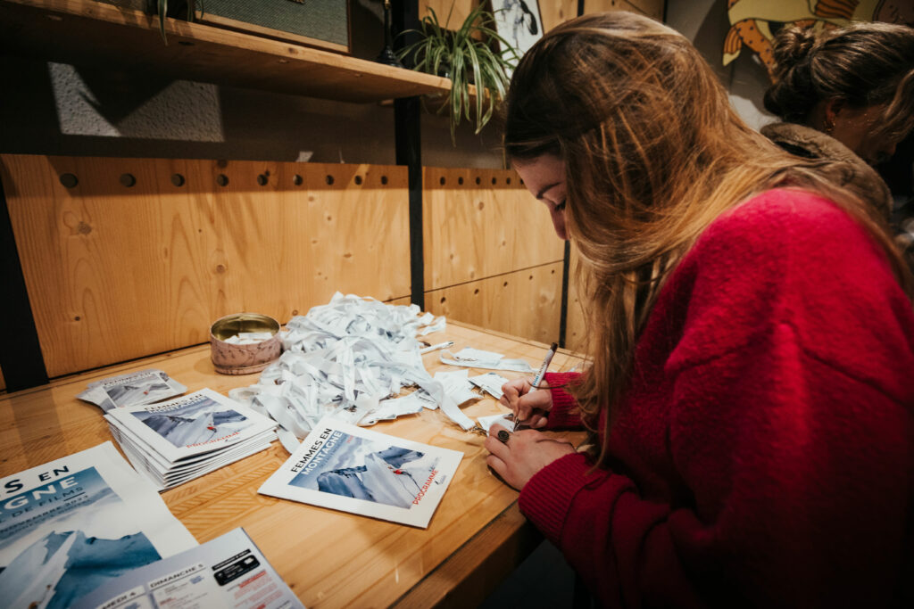 Verre des montagnardes femmes en montagne