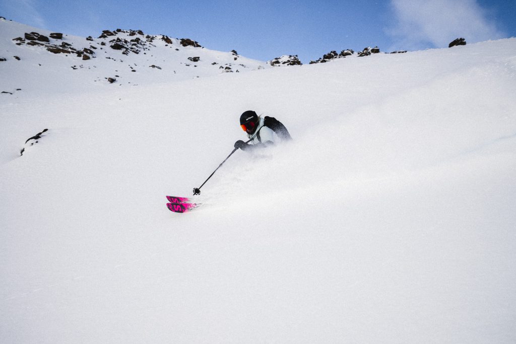 Kelly Berthon descendant une piste de ski