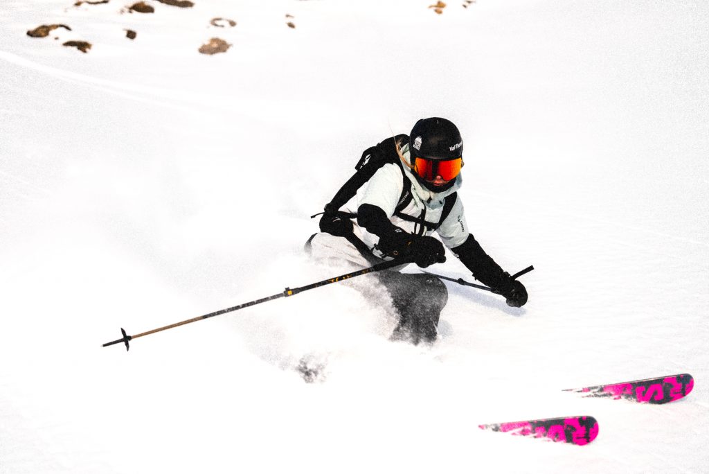 Kelly Berthon descendant une piste de ski